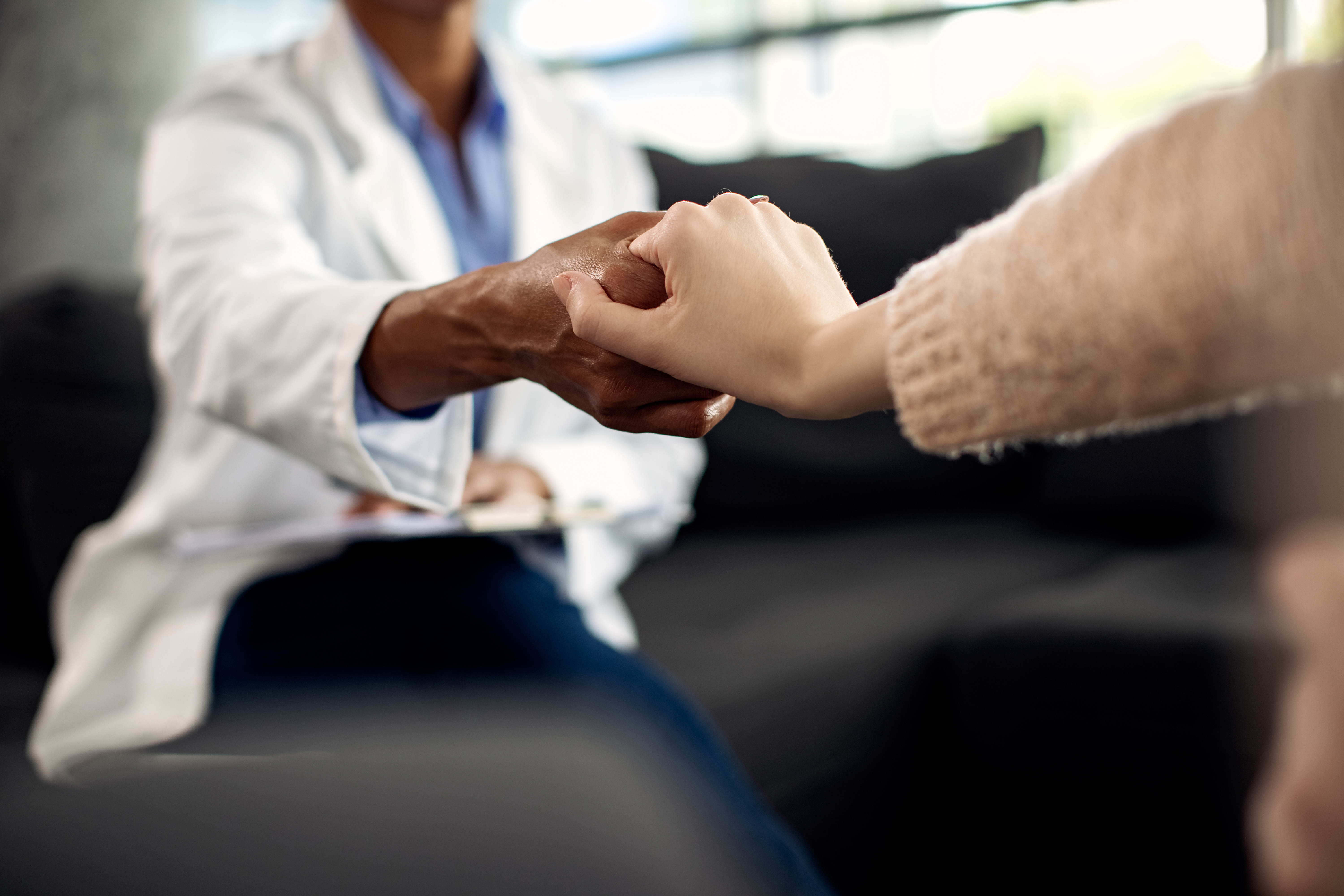 Mãos do terapeuta estendidas para o paciente